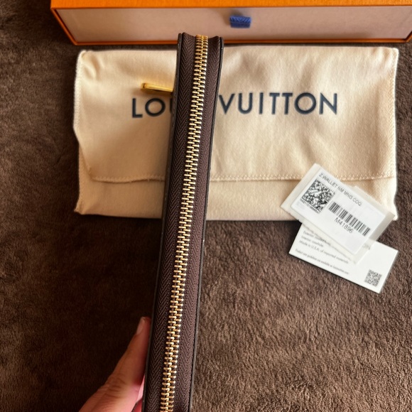 LOUIS VUITTON MONOGRAM ZIPPY WALLET LONG - Picture 4 of 14